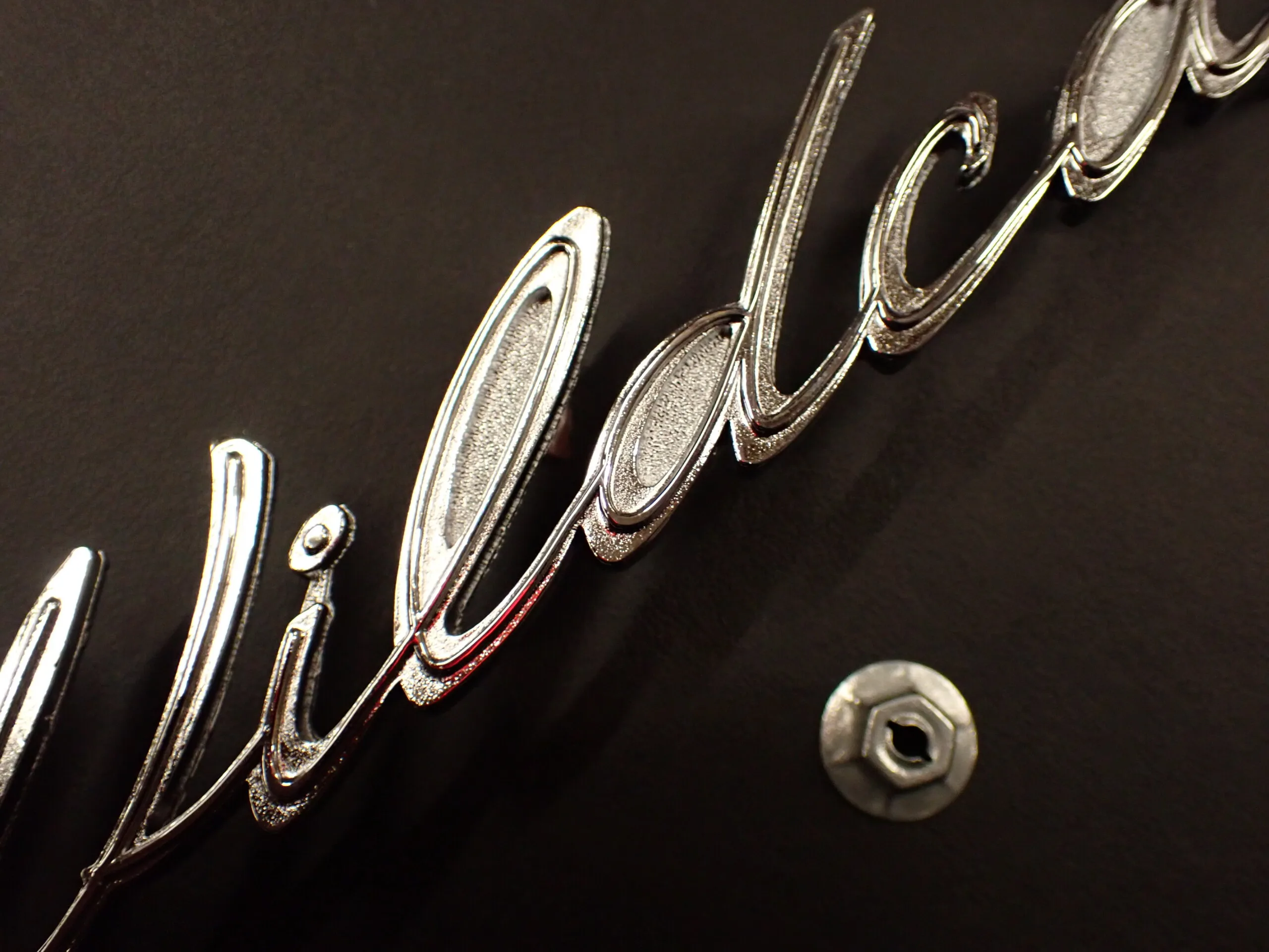 1962 Buick Wildcat Front Fender Script Passenger Side 62 "Wildcat" Emblem w/nuts - Image 3