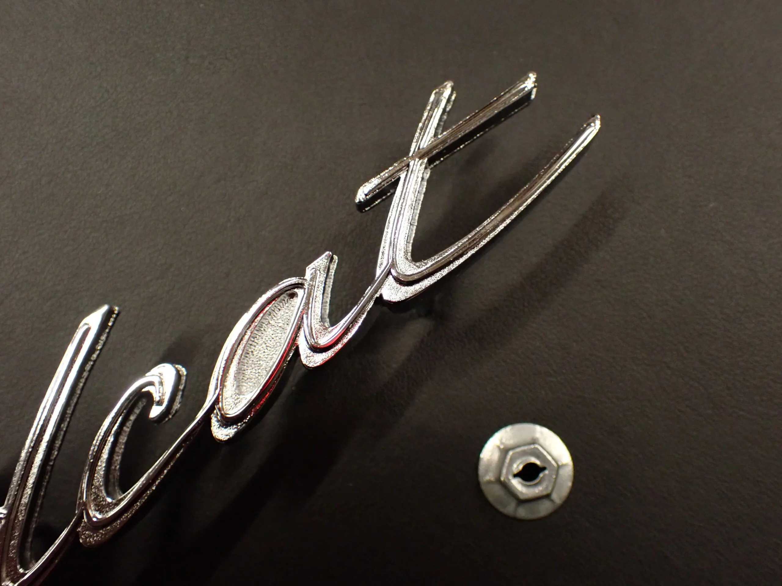 1962 Buick Wildcat Front Fender Script Passenger Side 62 "Wildcat" Emblem w/nuts - Image 4