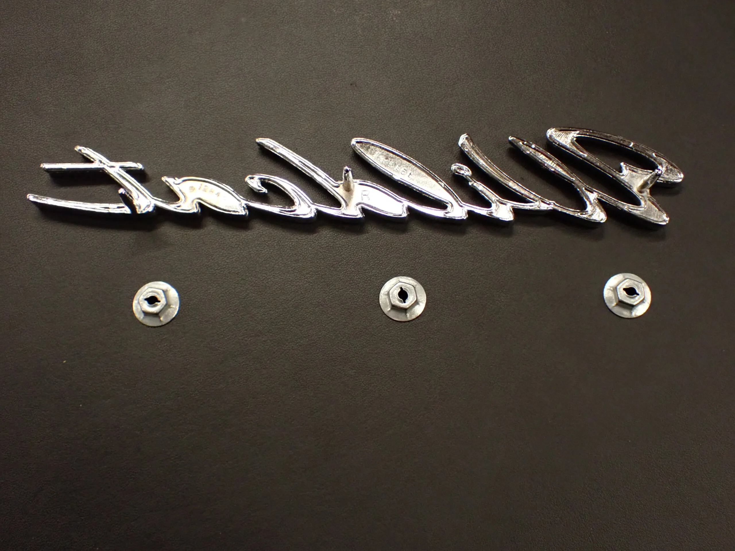 1962 Buick Wildcat Front Fender Script Passenger Side 62 "Wildcat" Emblem w/nuts - Image 5